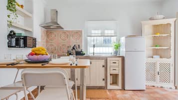 Réfrigérateur, micro-ondes, plaque de cuisson, cafetiÚre/bouilloire