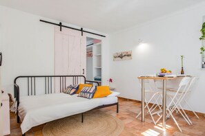 1 室のベッドルーム、アイロン / アイロン台、WiFi (無料)、ベッドシーツ