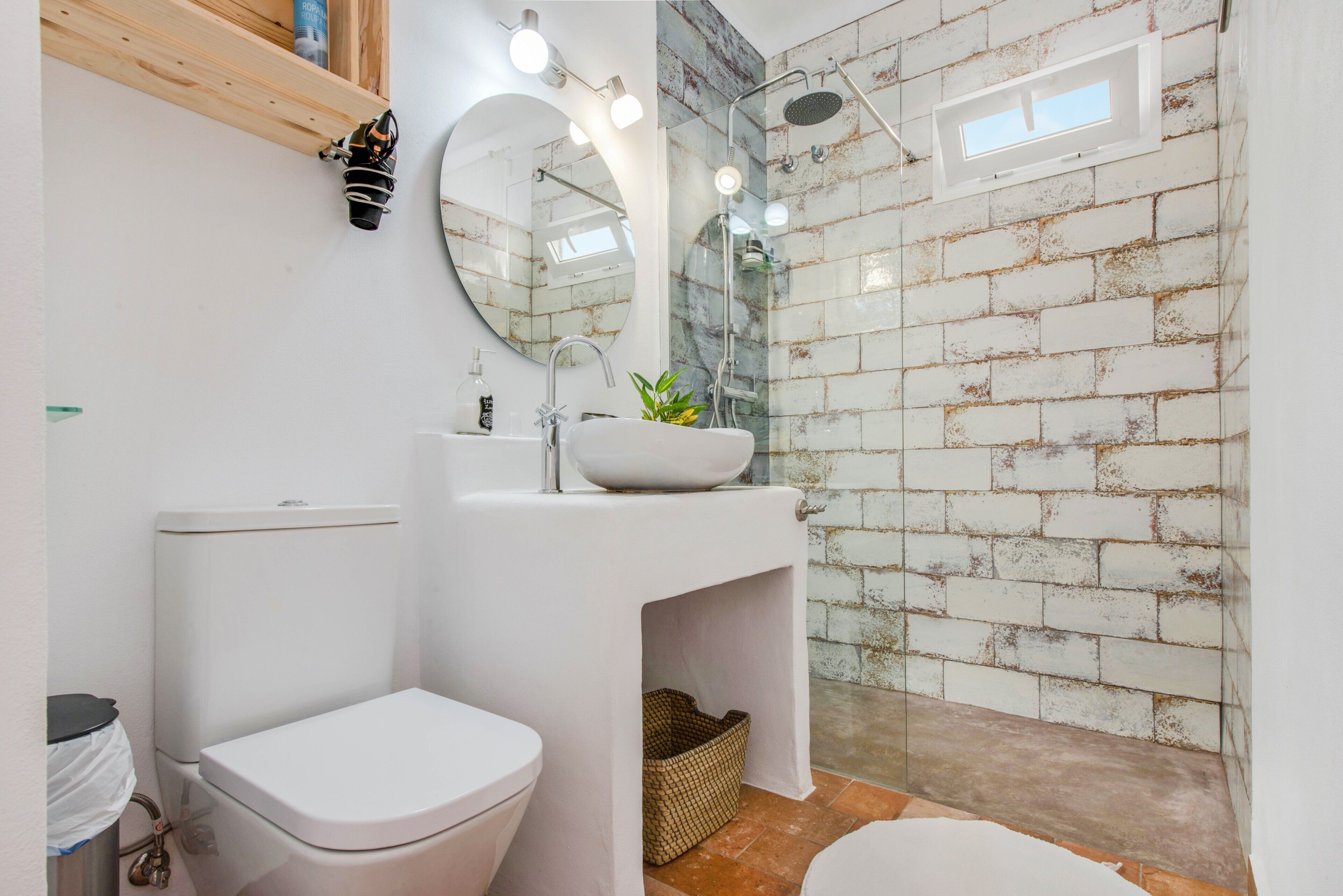 Regadera, amenidades de baño gratuitas, secadora de cabello, toallas 