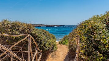 Una spiaggia nelle vicinanze