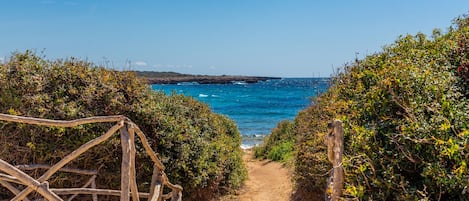 Una spiaggia nelle vicinanze