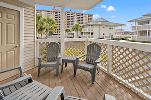 Property grounds - Homey condo w/private deck in quiet resort w/fabulous pool & Jacuzzi - one block from the beach (North Myrtle Beach)