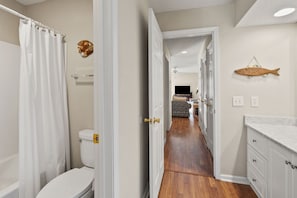Kombinert dusj/badekar og håndklær