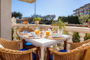 Outdoor dining - Vacation Home "Can Nogueras" with Wi-Fi, Balcony, Terrace, Shared Pool and Garden (CALA RATJADA)