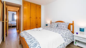 2 slaapkamers, een strijkplank/strijkijzer, gratis wifi, beddengoed