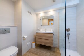 Bathtub, free toiletries, hair dryer, towels - Vacation Home "Can Nogueras" with Wi-Fi, Balcony, Terrace, Shared Pool and Garden (CALA RATJADA)