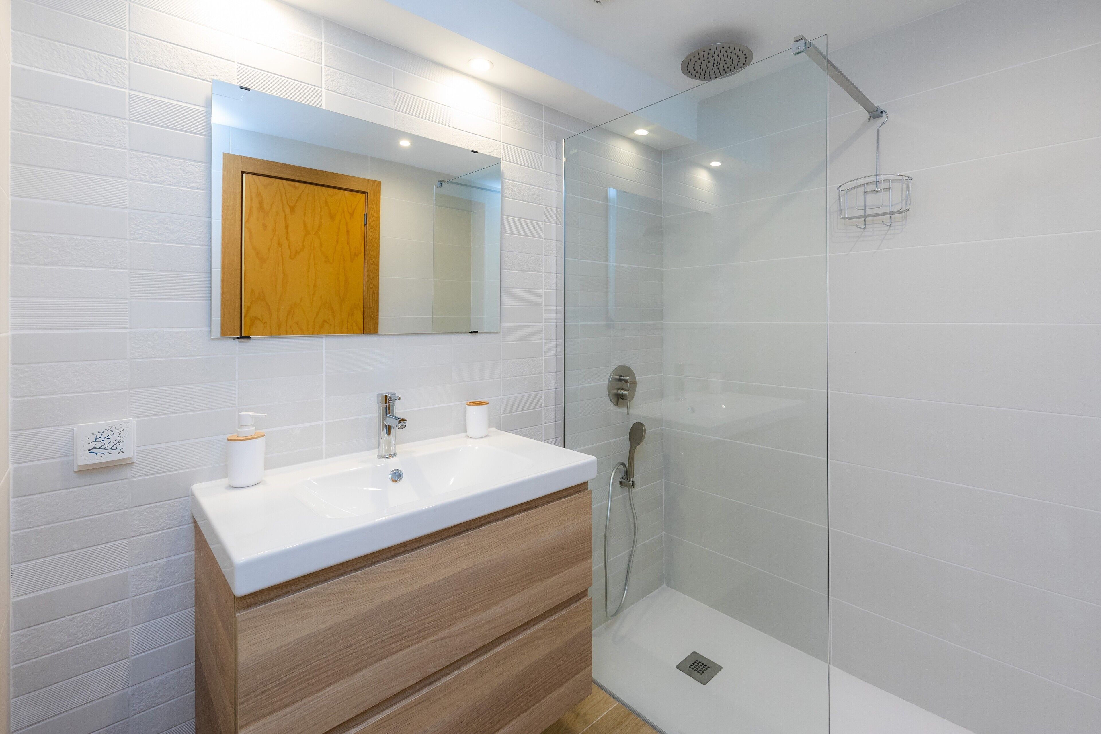 Een bad, gratis toiletartikelen, een haardroger, handdoeken