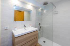 Bathtub, free toiletries, hair dryer, towels