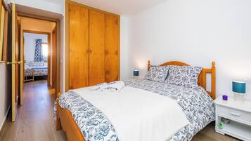 2 slaapkamers, een strijkplank/strijkijzer, gratis wifi, beddengoed