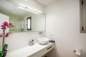 Dusj, hårføner og håndklær