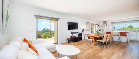 Fernseher, Kamin, Tischtennisplatte