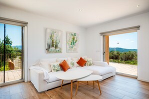 TV, peis og bordtennis