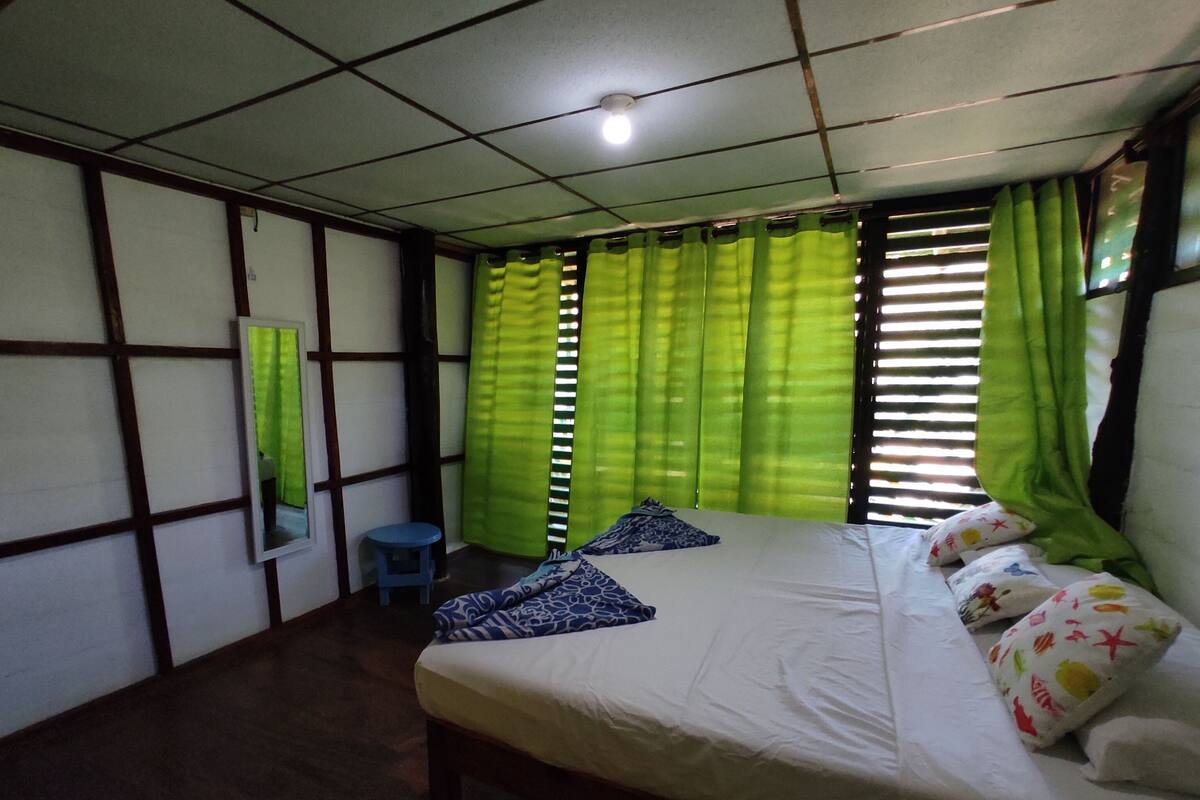 Free WiFi, bed sheets