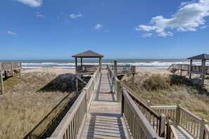 On the beach - Oceanfront, new floors, beautiful decor, sunrise view from all decks (North Topsail Beach)