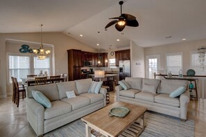 Smart TV, DVD player - Oceanfront, new floors, beautiful decor, sunrise view from all decks (North Topsail Beach)