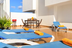 Outdoor dining - Puerto del Carmen Beautiful holiday home with Heated Pool, Private Patio and Great Location (Puerto del Carmen)