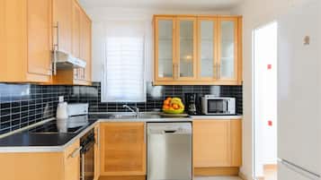 冷蔵庫、電子レンジ、オーブン、コンロ