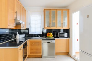 Kylskåp, mikrovågsugn, ugn och spishäll