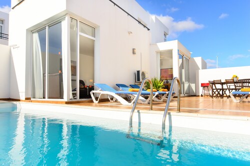 Puerto del Carmen Beautiful holiday home with Heated Pool, Private Patio and Great Location