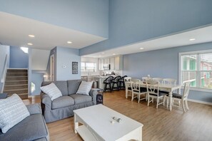 Smart TV - Direct Oceanfront with 4 Bedrooms, amazing ocean views and beach access- Adjoining side available... (North Topsail Beach)