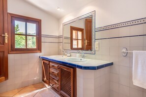 Tina, amenidades de baño gratuitas, secadora de cabello, toallas 