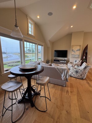 Dining - Breathtaking views of the Ocean, Incredible Sunrise, Sunsets and Jenness Beach (Rye)