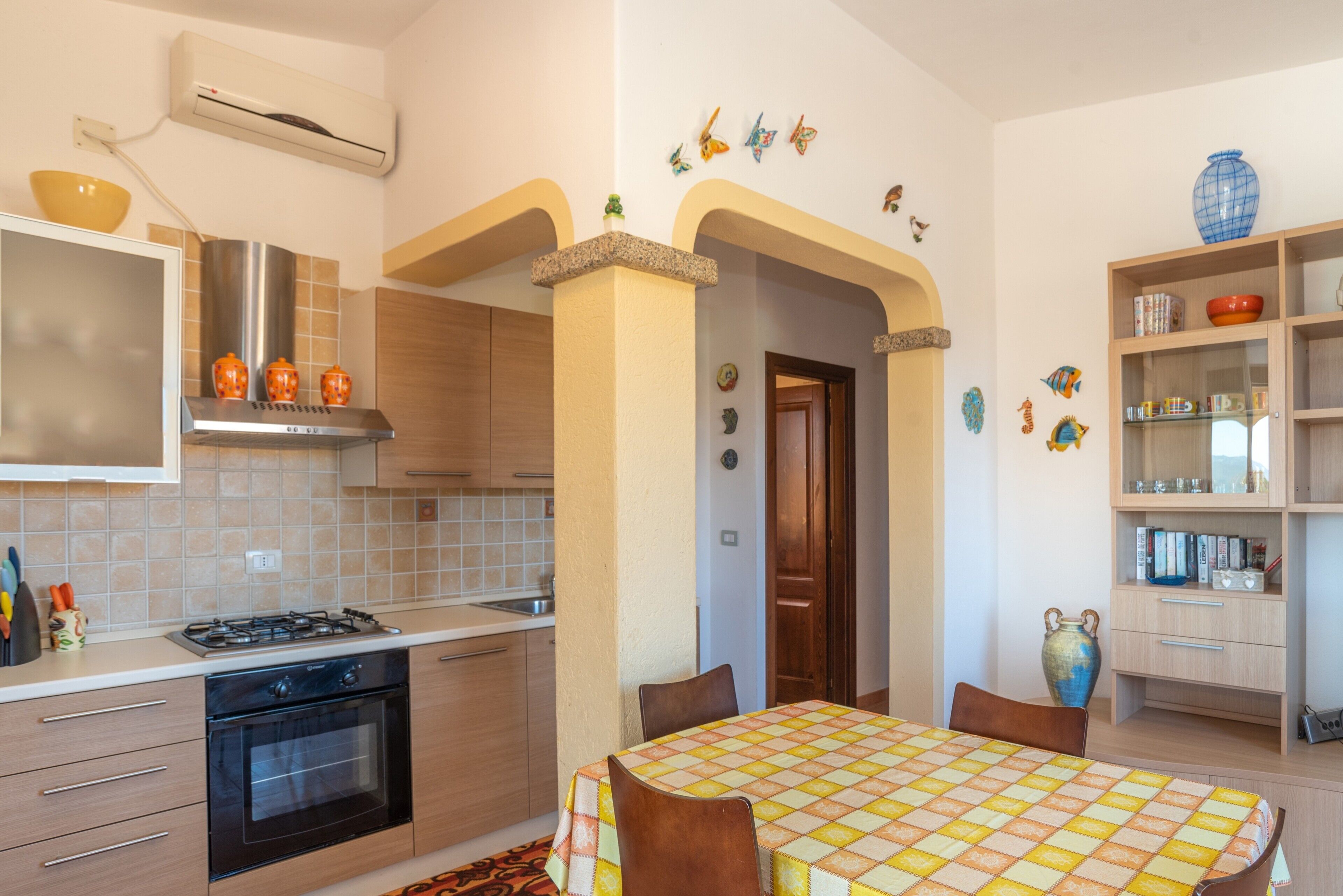 Fridge, oven, stovetop, coffee/tea maker