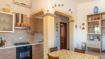 Fridge, oven, stovetop, coffee/tea maker