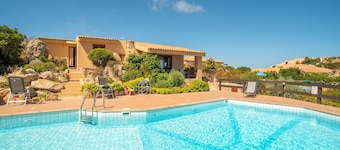 Surrounded by Beautiful Nature and with Pool - Villa Paradiso