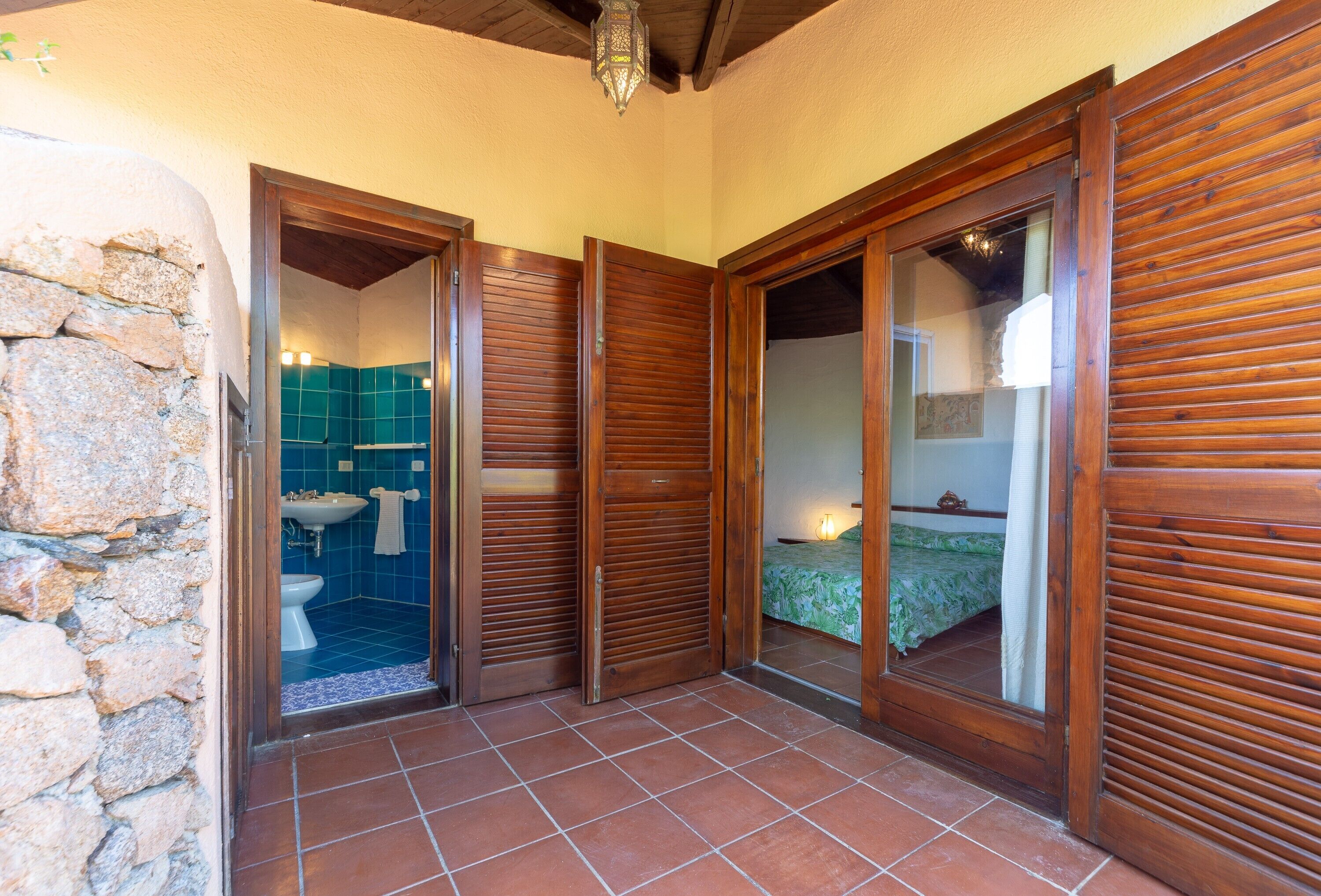 1 bedroom, bed sheets