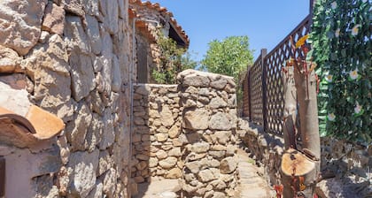 Petite maison avec terrasse et vue sur la mer ; parking disponible dans la rue.