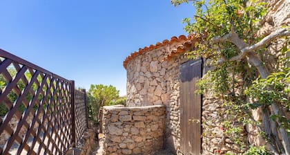 Petite maison avec terrasse et vue sur la mer ; parking disponible dans la rue.
