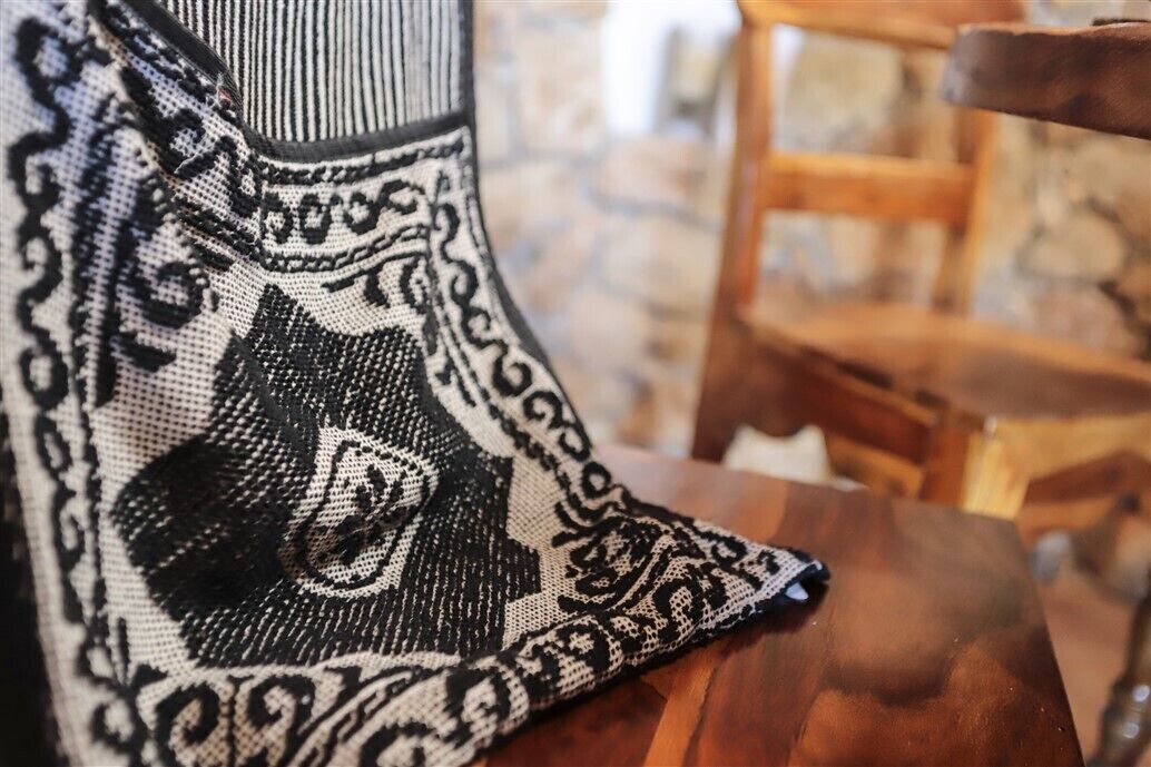 Un primer plano de una tela estampada con un diseño detallado, posiblemente una prenda de vestir o un adorno.