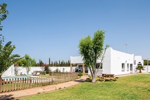 Outdoor dining - Beautiful Home Short Drive from Beach with Pool, Terraces & Large Garden; Parking Available (Conil de la Frontera)