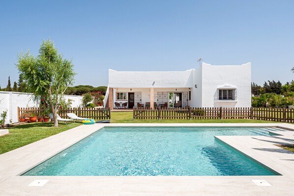 Pool - Beautiful Home Short Drive from Beach with Pool, Terraces & Large Garden; Parking Available (Conil de la Frontera)