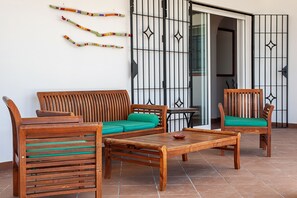 Property grounds - Beautiful Home Short Drive from Beach with Pool, Terraces & Large Garden; Parking Available (Conil de la Frontera)
