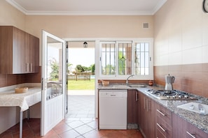 Kühlschrank, Mikrowelle, Herdplatte, Geschirrspüler