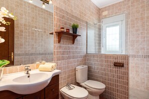 Shower, towels - Beautiful Home Short Drive from Beach with Pool, Terraces & Large Garden; Parking Available (Conil de la Frontera)