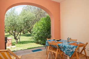 Outdoor dining - Spacious Garden and Quiet Location – Villetta Olivastro (San Teodoro)