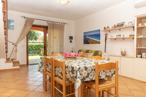 Dining - Spacious Garden and Quiet Location – Villetta Olivastro (San Teodoro)