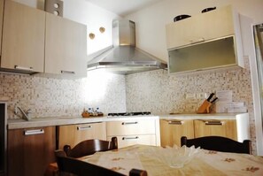 Refrigerador, placa de cocina, lavavajillas, silla alta para bebés
