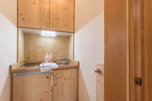Kühlschrank, Mikrowelle, Herdplatte, Wasserkocher mit Kaffee-/Teezubehör