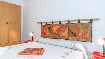 2 slaapkamers, een strijkplank/strijkijzer, beddengoed