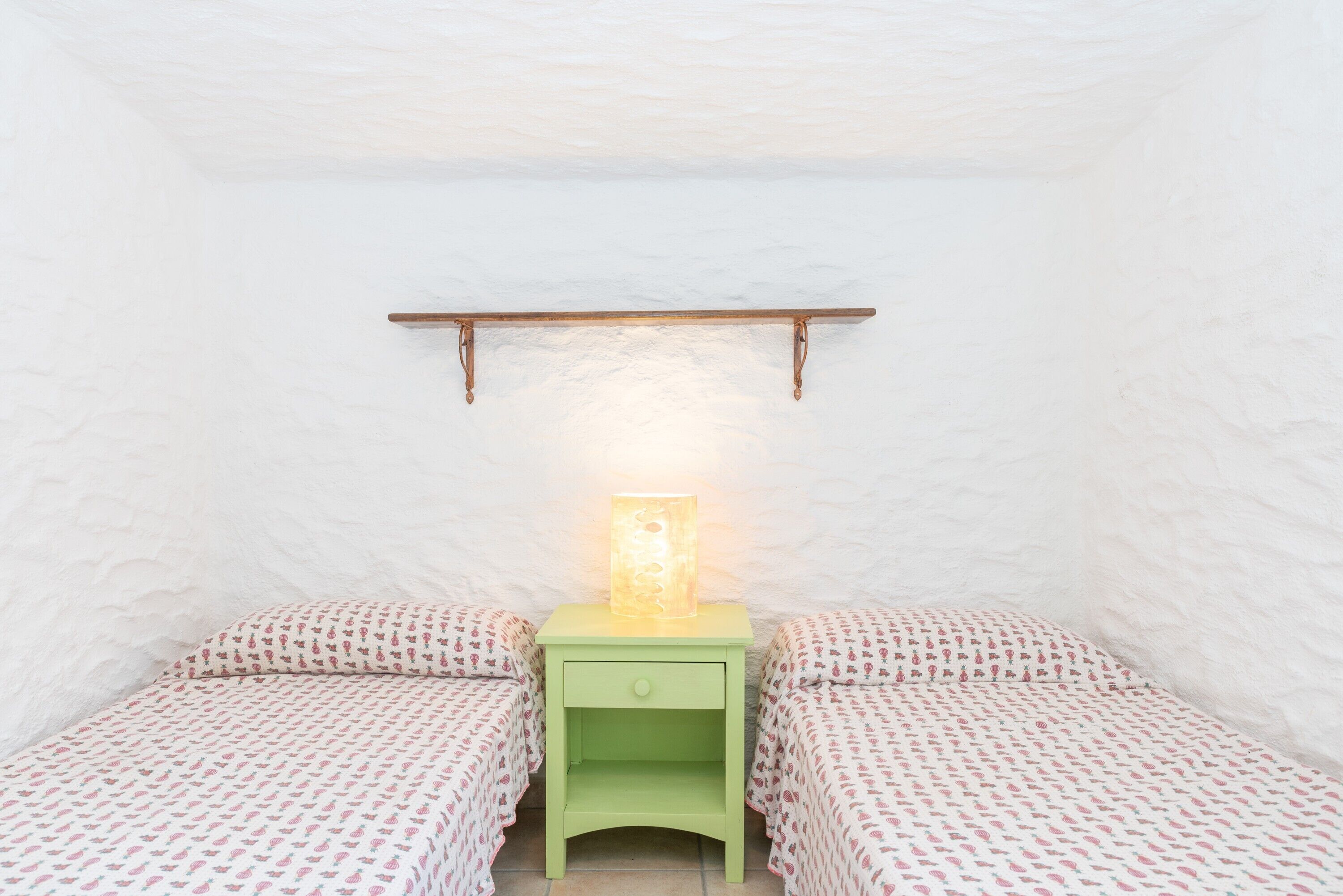 2 habitaciones, tabla de planchar con plancha y ropa de cama 