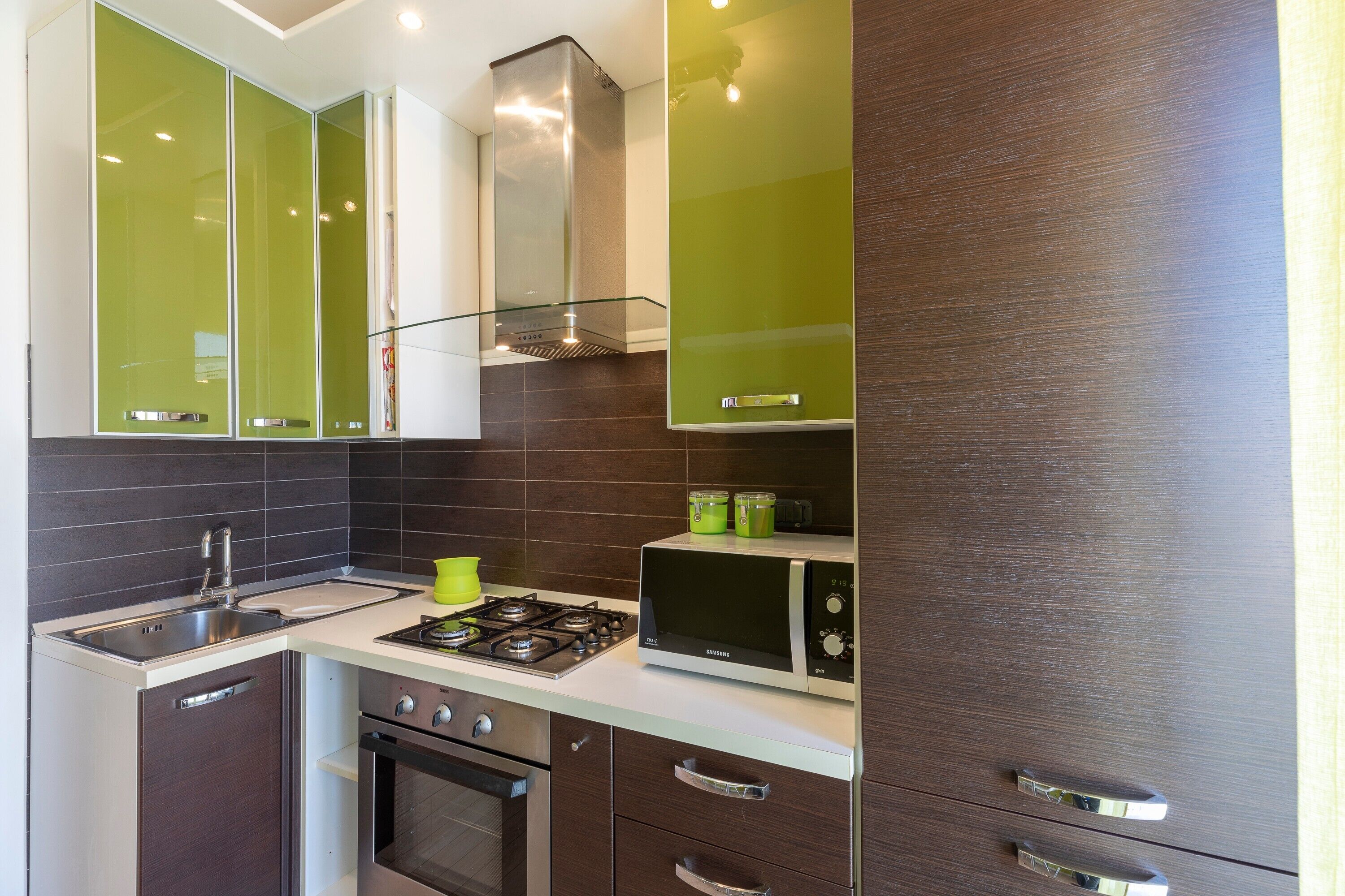 Kühlschrank, Mikrowelle, Ofen, Herdplatte