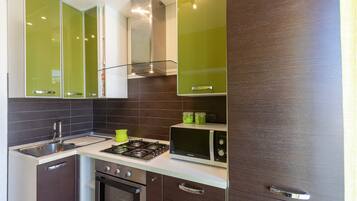 Kühlschrank, Mikrowelle, Ofen, Herdplatte