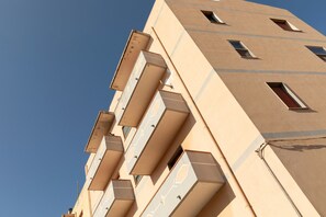 Exterior detail - Centrally located near the city park and with Wi-Fi - Casa Vacanze Porto Torres (Porto Torres)