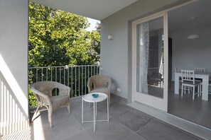 Outdoor dining - Modern apartment near Lake Garda with Wi-Fi and terrace (BARDOLINO)