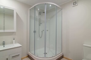 Rumah | Kamar mandi | Shower, pancuran hujan, perlengkapan mandi gratis, dan pengering rambut