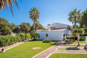 Property grounds - Dreamlike Apartment with Pool, Terrace & Wi-Fi (Ciutadella de Menorca)